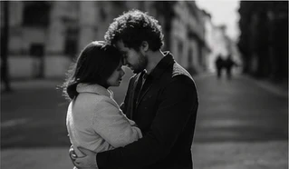 Casal em fotografia urbana em preto e branco